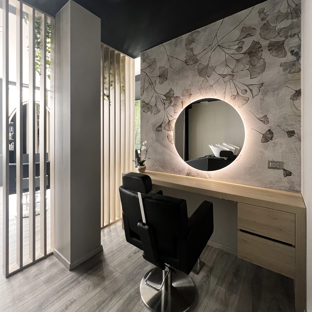 Immagine della poltrona da barber davanti allo specchio